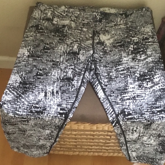 Calvin Klein Pants - Barely worn Calvin Klein leggings Capri blk/gray